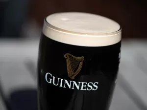 Pânico nos pubs: britânicos racionam cerveja Guinness devido à escassez