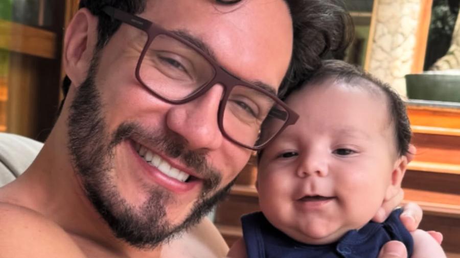 Eliezer posa coladinho com o filho, Ravi - Reprodução/Instagram