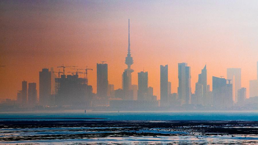 Skyline da cidade do Kuwait, no Kuwait Skyline da cidade do Kuwait, no Kuwait