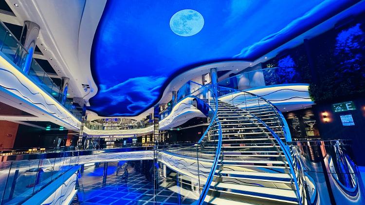 No World Galleria, o imenso painel de LED no teto impressiona com imagens do mar e seres marinhos No World Galleria, o imenso painel de LED no teto impressiona com imagens do mar e seres marinhos