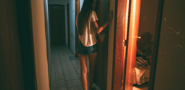 'Foi sem querer!': flagrei minha amiga com o namorado e fiquei com tesão