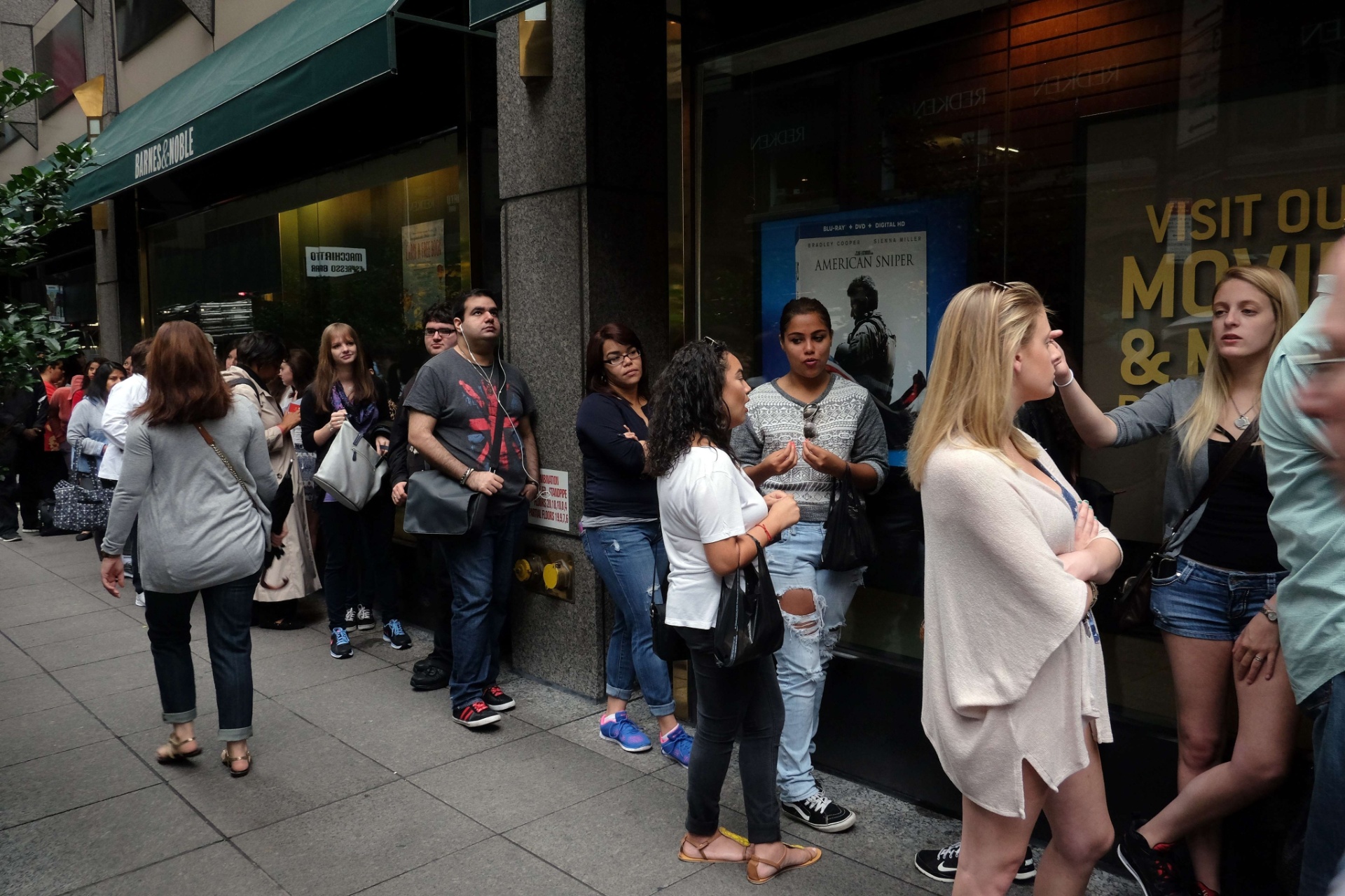 18.jun.2015 - Fãs da série fazem fila para comprar o novo romance, "Grey", na Barnes and Noble em Nova York - AFP PHOTO/JEWEL SAMAD