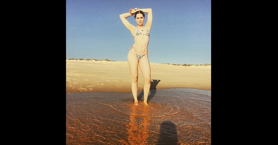 19.jun.2015 - A cantora Jessie J decidiu mostrar as curvas enquanto curtia uma praia portuguesa. Quatro dias depois, ela anunciou que havia passado por uma cirurgia, mas não revelou sobre o que se tratava