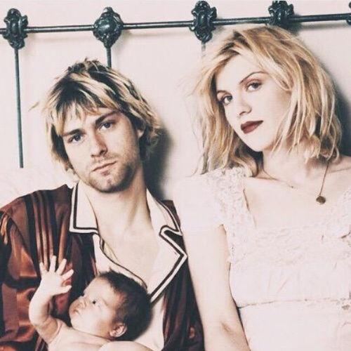 24.ago.2015 - Kurt Cobain, Courtney Love e a filha deles, Francis Bean, em foto antiga postada pela cantora no Instagram