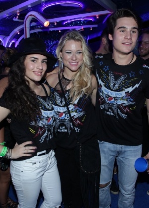 26.set.2015 - Livian Aragão posa com a ex-sogra, Gisele Prattes, e o ex-namorado, Nicolas, no Rock in Rio - Felipe Panfili e Marcello Sá Barretto / AgNews - Felipe Panfili e Marcello Sá Barretto / AgNews