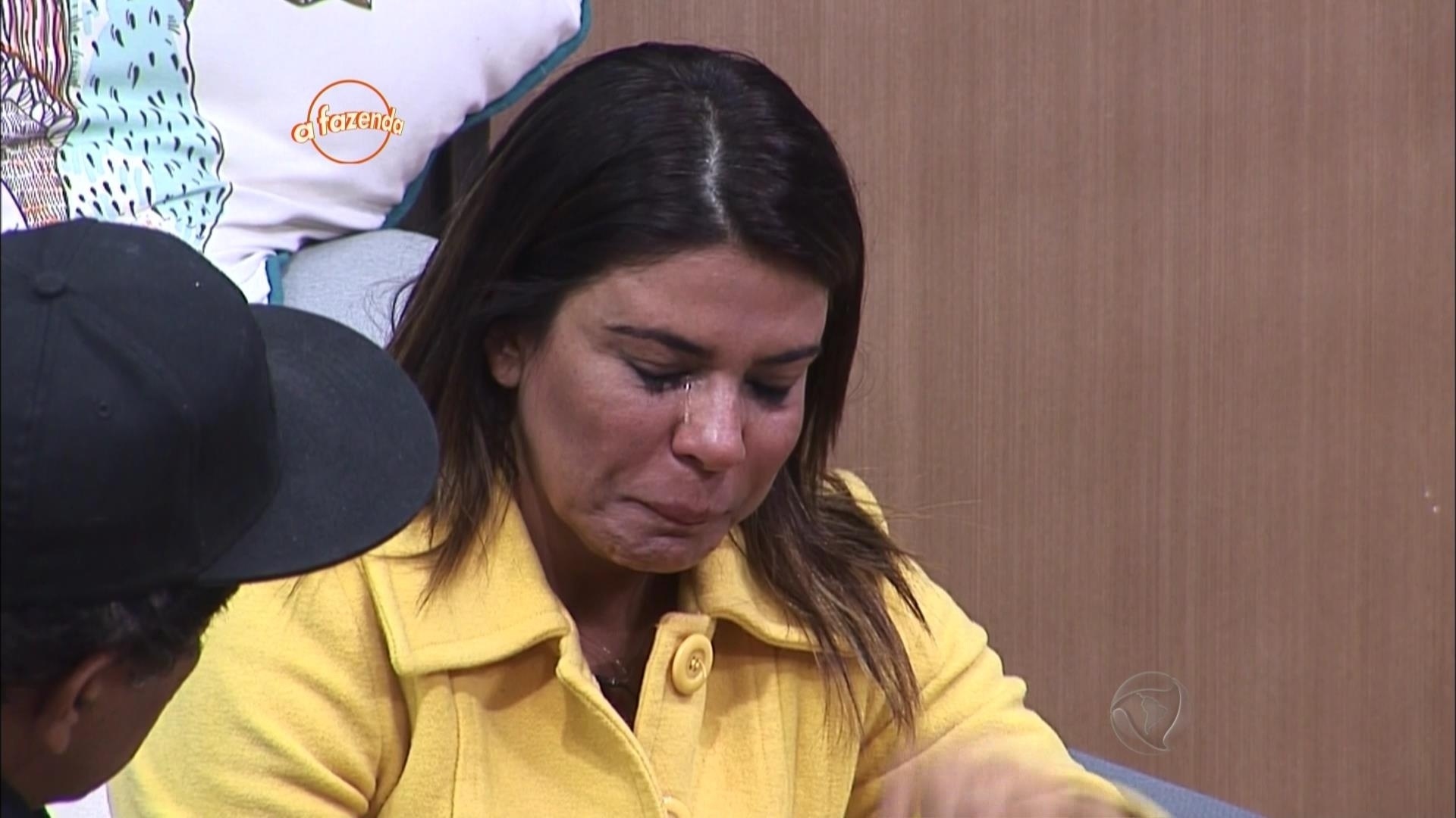 23.out.2015 - A peoa não segurou o choro após a eliminação do amigo - Reprodução/Record