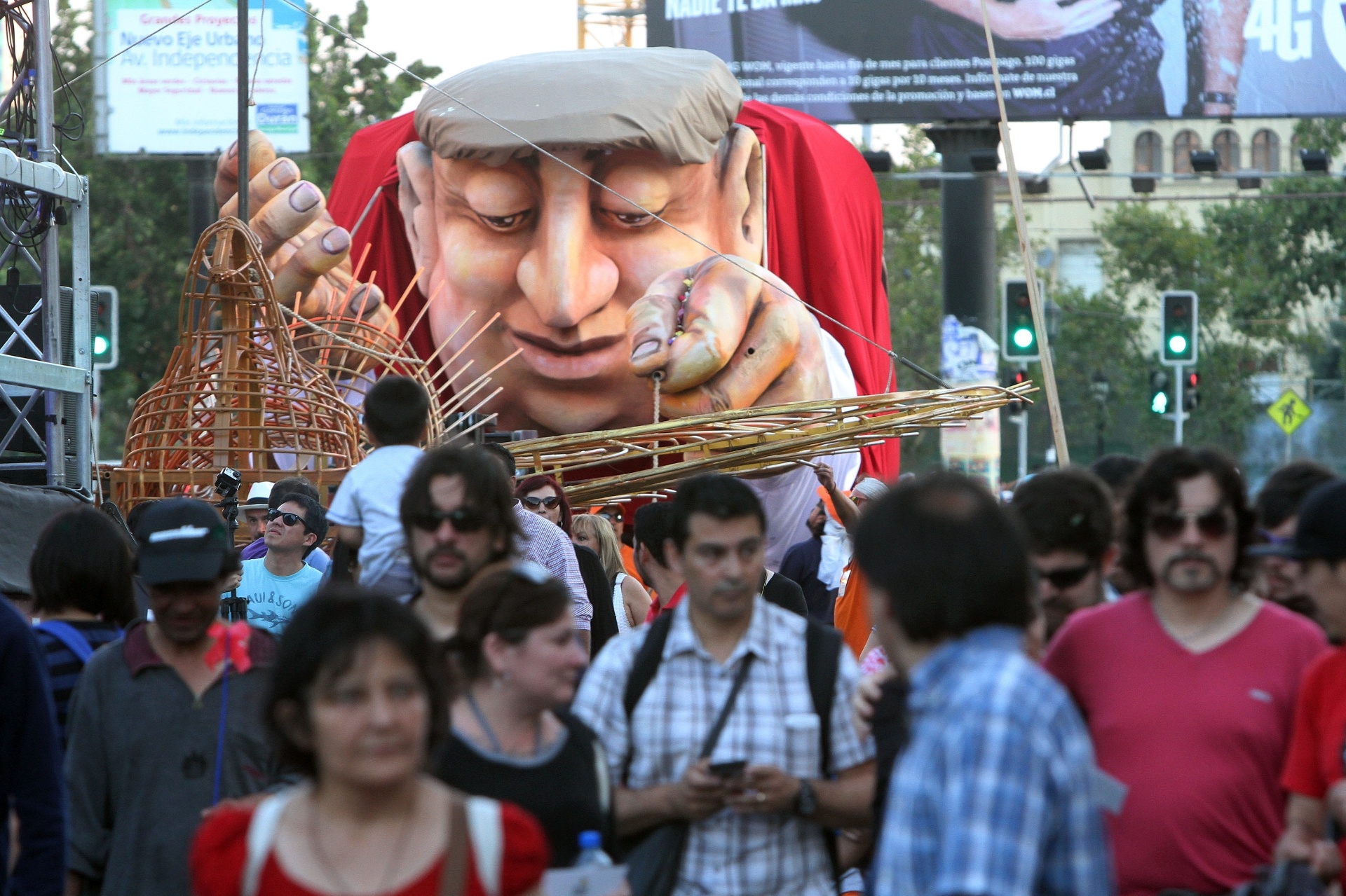 26.dez.2015 - Uma imagem gigante do poeta chileno e prêmio Nobel de Literatura Pablo Neruda percorre por uma rua de Santiago durante o espetáculo "Neruda vem voando" - EFE/ELVIS GONZÁLEZ