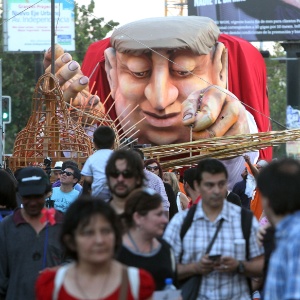26.dez.2015 - Uma imagem gigante do poeta chileno e prêmio Nobel de Literatura Pablo Neruda percorre por uma rua de Santiago durante o espetáculo "Neruda vem voando" - EFE/ELVIS GONZÁLEZ