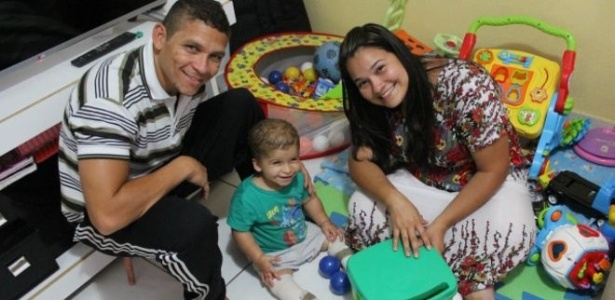 Nadja Kelly e Danilo Cavalcanti, com o filho, Pedro Gabriel - Reprodução/Arquivo pessoal