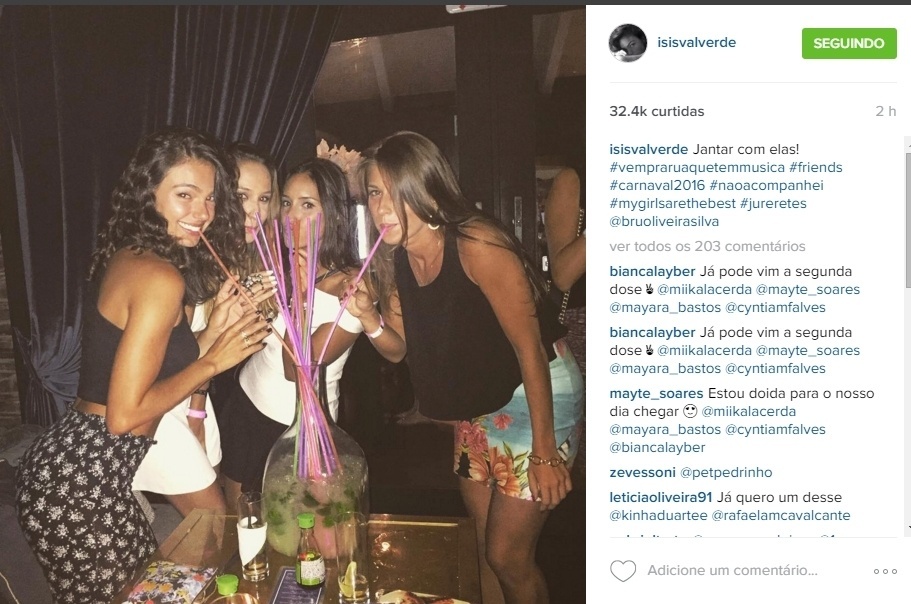 8.fev.2016 - Solteira desde o final de 2015, Isis Valverde curte o Carnaval com amigas em Florianópolis. "Jantar com elas", escreveu a atriz na legenda de uma foto em que aparece dividindo uma bebida com três amigas - Reprodução/Instagram/isisvalverde