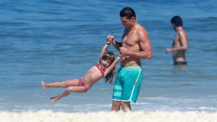 19.abr.2016- Em dia de folga, Cauã Reymond não abre mão de dar uma passadinha na praia. Nesta terça-feira (19) de calor no Rio de Janeiro, o ator foi curtir o seu lazar preferido com a fillha Sofia, fruto do seu relacionamento com Grazi Massafera. De visual novo, sem barba, Cauã brincou com a menina de três anos na Praia da Joatinga, na Zona Oeste da cidade - AgNews/Dilson Silva - AgNews/Dilson Silva