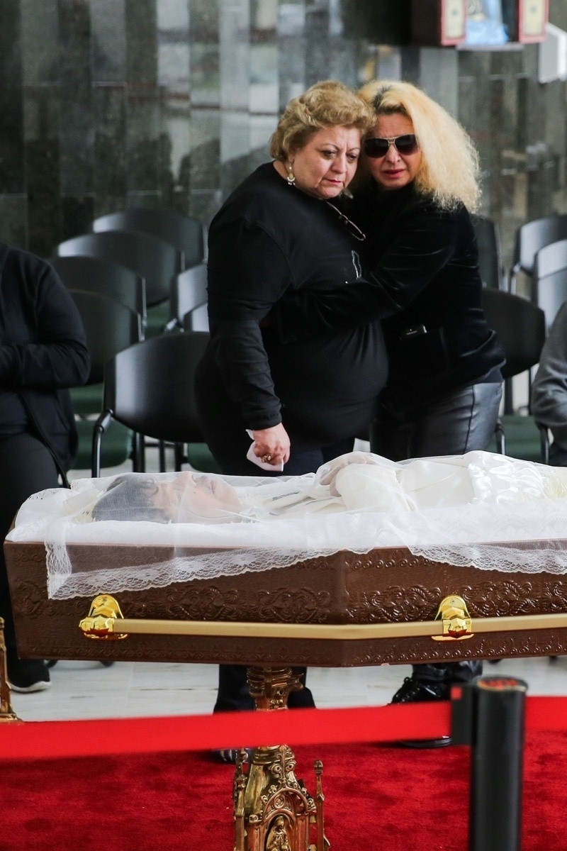 16.mai.2016 - Amigos se despedem do cantor Cauby Peixoto no Salão Nobre da Assembleia Legislativa de São Paulo - Manuela Scarpa/Brazil News