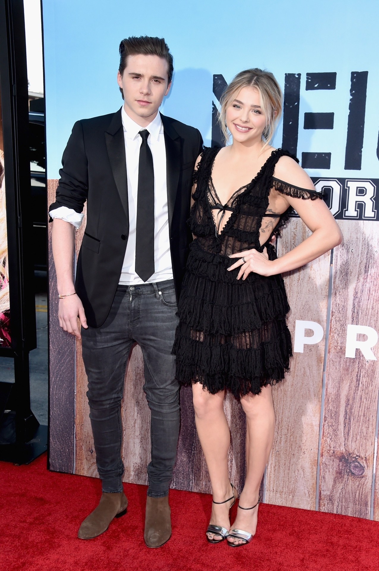 16.mai.2016 - Recém-assumidos como casal, Chloe Grace Moretz e Brooklyn Beckham posam juntos pela primeira vez em um tapete vermelho. - Alberto E. Rodriguez/Getty Images