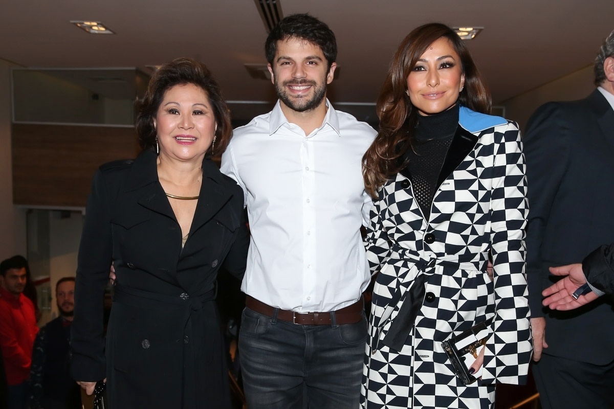 20.jun.2016 - Sabrina Sato posa com o namorado Duda Nagle e com a mãe KiKa Sato na pré-estreia do musical "Os Dez Mandamentos" em São Paulo - Manuela Scarpa e Rafael Cusato/Brazil News
