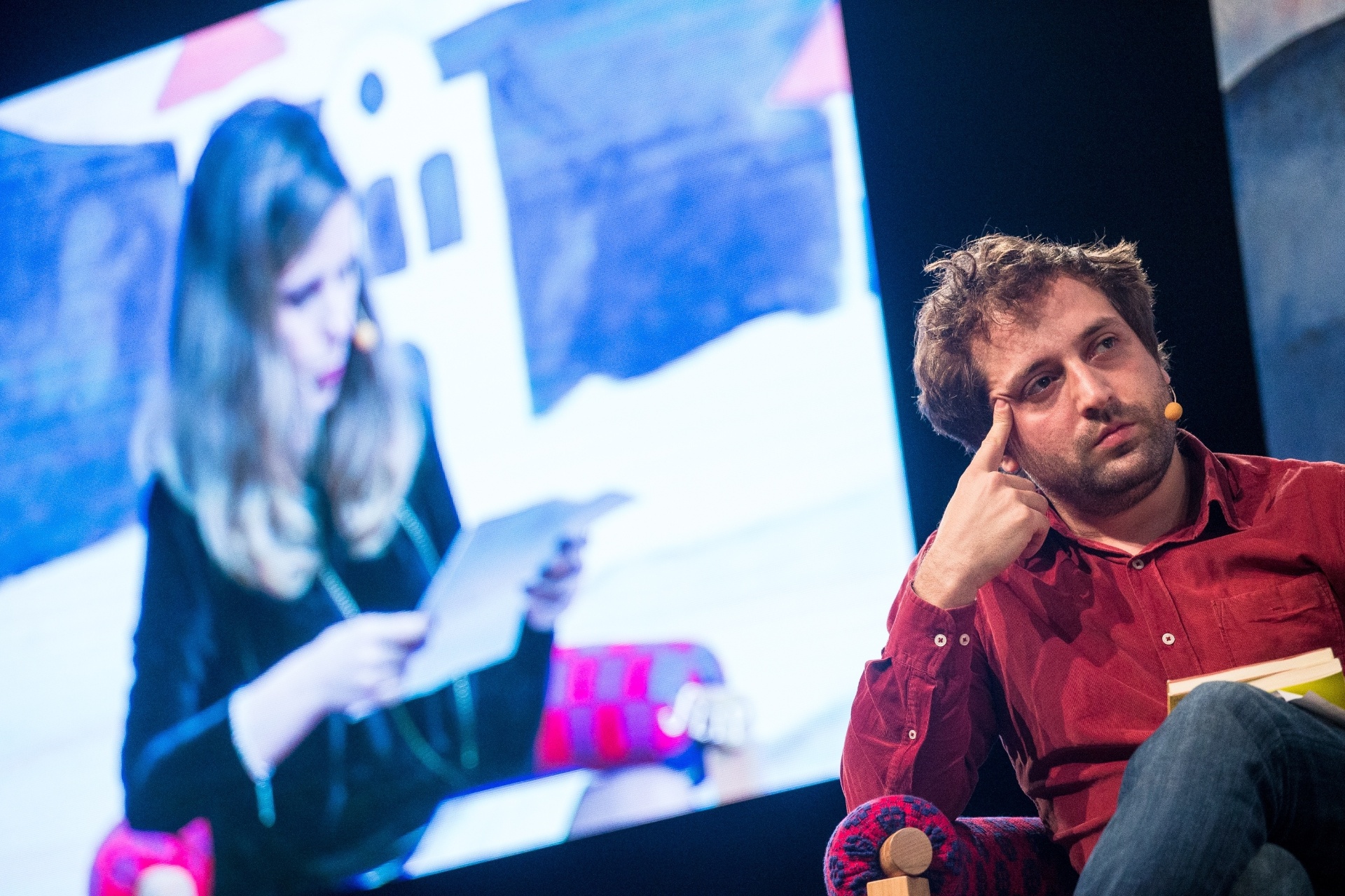 1.jul.2016 - Gregório Duvivier media mesa na flip com Tati Bernardi e Ricardo Araújo Pereira - Keiny Andrade/Folhapress