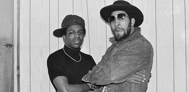 DJ Kool Herc (à direita) posa ao lado de DJ Tony Tone em 1979 - Joe Conzo/Reprodução - Joe Conzo/Reprodução