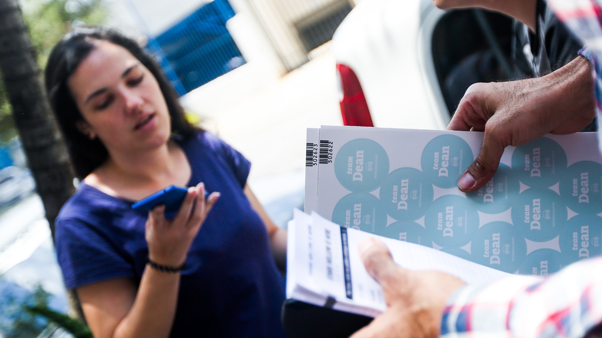29.out.2016 - Fãs de "Gilmore Girls" participam de evento em homenagem à série em padaria de São Paulo - Ricardo Matsukawa/UOL