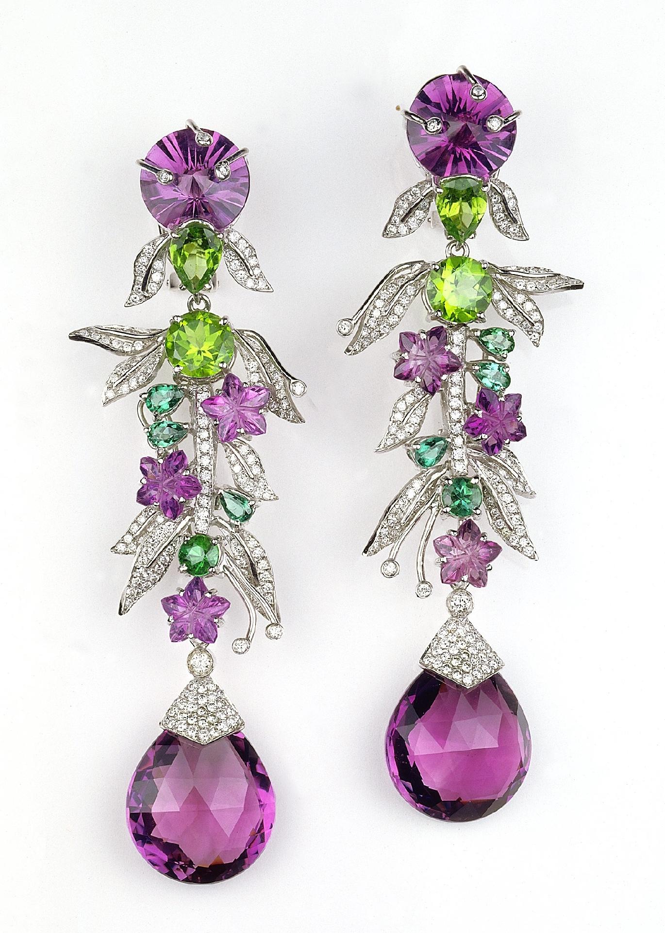 Combinação de ametista com peridotos, turmalinas verdes e brilhantes. "Minha maior inspiração é a nossa natureza: você vê uma planta roxa e verde e entende que não há combinação melhor", diz Ruth Grieco. A peça é do acervo pessoal da joalheira - Divulgaçõ