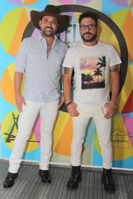 31.dez.2016 - Edson e Hudson chegam para o Réveillon da avenida Paulista. A dupla será uma das atrações da principal festa de São Paulo, que terá ainda Daniela Mercury, Emicida e Elza Soares - Renan Katayama/AgNews