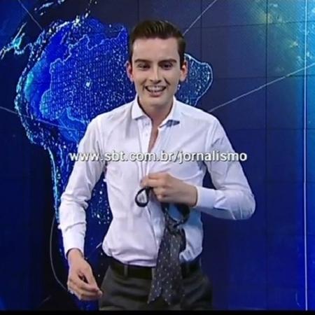 Dudu Camargo ensaia striptease no "SBT Notícias" - Reprodução - Reprodução