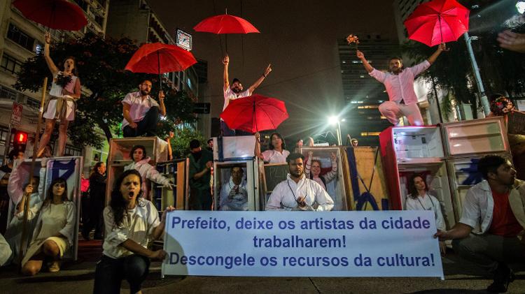 Artistas protestam em frente ao Theatro Municipal de São Paulo, no centro da capital paulista, contra o congelamento do orçamento municipal destinado à Secretaria de Cultura, nesta segunda (27) - Cris Faga/Fox Press Photo/Estadão Conteúdo - Cris Faga/Fox Press Photo/Estadão Conteúdo