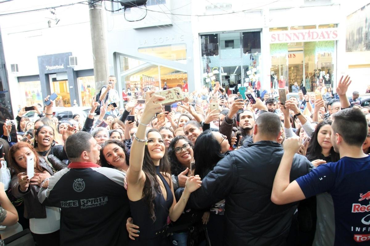 Vencedora do "BBB17", Emilly Araújo causou alvoroço durante a inauguração de uma loja popular de roupas no bairro do Brás, centro de São Paulo, nesta terça-feira (6). Ela quase não conseguiu entrar no local por causa da multidão que tentou tocá-la. Protegida por seguranças, a ex-sister tirou selfies com os fãs - Marcos Ribas/Brazil News