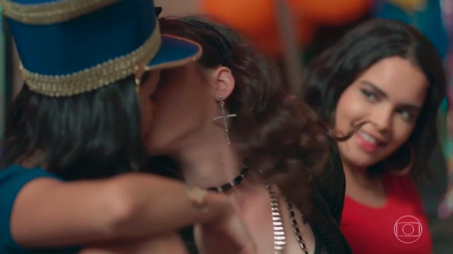 Fantasiada de Madonna, Lica beija "paquita" K1 em festa anos 80 de "Malhação: viva a Diferença" - Reprodução/TV Globo