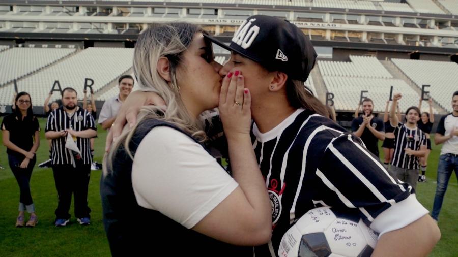 Cibele e Larissa se beijam após pedido de casamento no Itaquerão em episódio do reality show "Pedidos Incríveis", do FoxLife - Divulgação/Mixer/FoxLife 