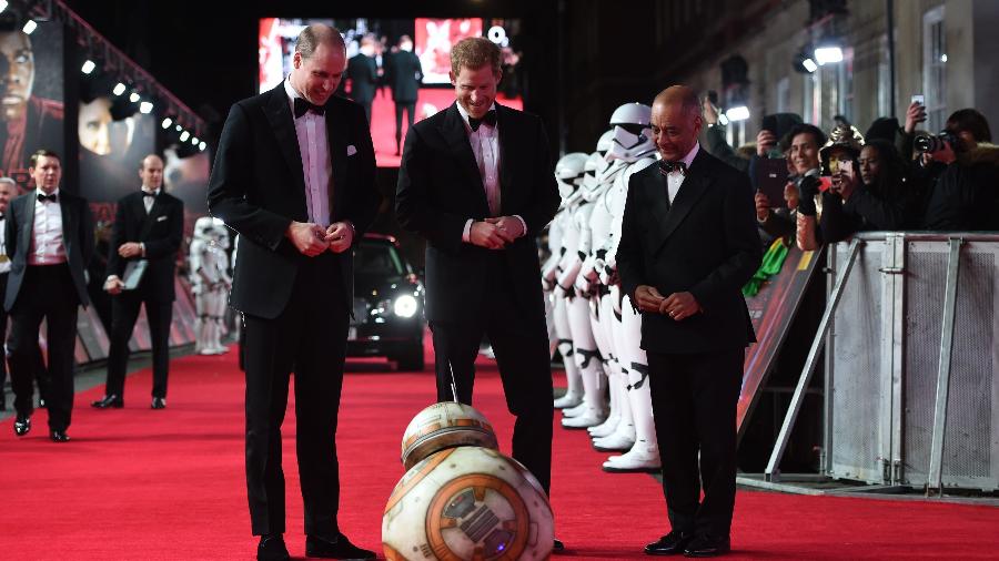 Príncipes Harry e William são recepcionados por robô de "Star Wars" - AFP PHOTO / POOL / Eddie MULHOLLAND