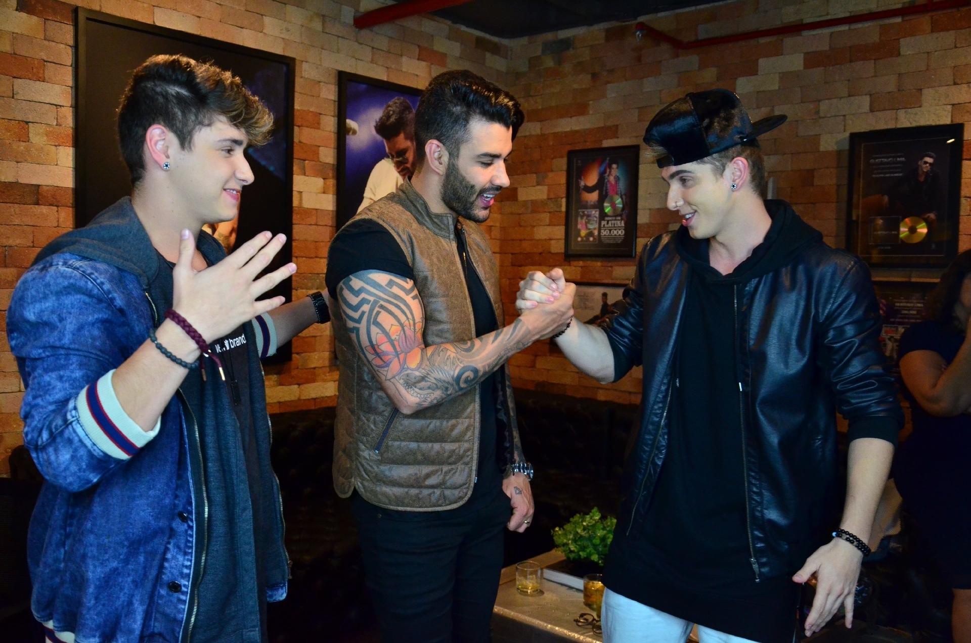 Gusttavo Lima cumprimenta convidados de sua festa - Webert Belicio/AgNews