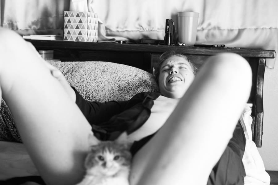 Mais de 60 mil pessoas já compartilharam o ensaio da fotógrafa. Apaixonada por gatos, Lucy decidiu registrar o momento mais marcante de sua vida após adotar um gato - Reprodução/Facenook/Lucy Schultz/Elizabeth.WoodsDarby