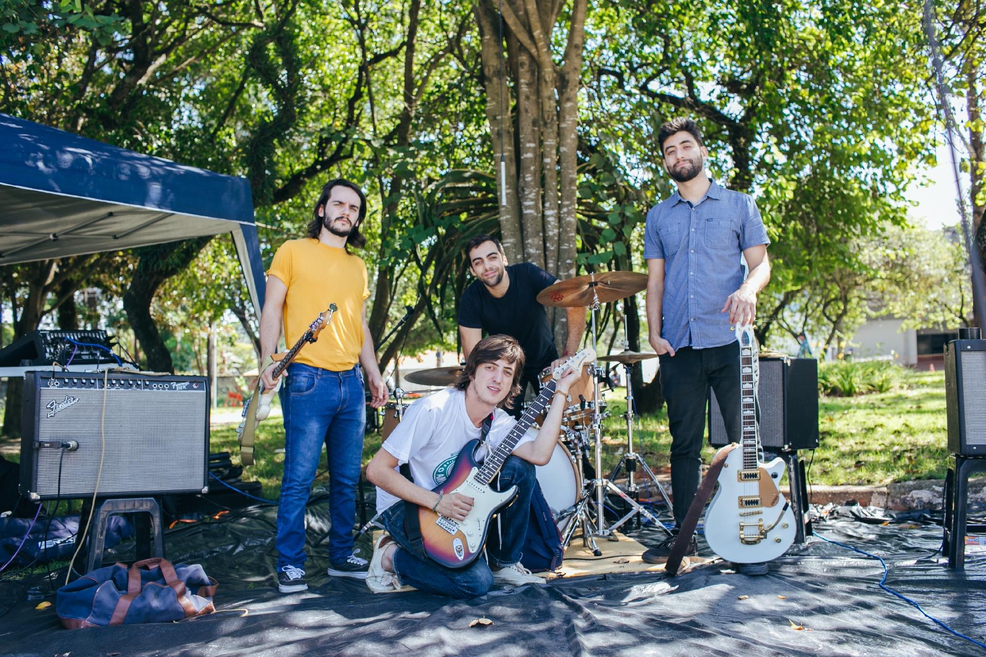 Banda WasaDogs se reúne para tocar no "Lolla pra Rua", em uma tenda perto do autódromo - Felipe Gabriel/UOL