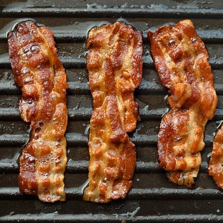 A gordura no bacon é em grande parte insaturada, a gordura "boa" - iStock
