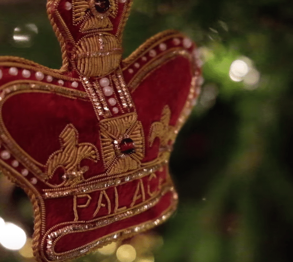 Rainha Elizabeth abre as portas do palácio e mostra sua decoração de Natal - Reprodução/Youtube