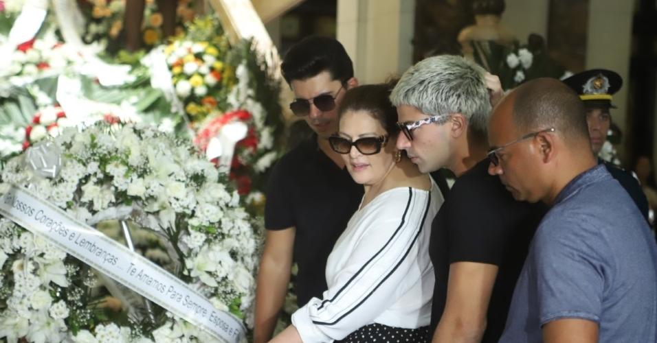 Sonia Lima e os filhos de Wagner Montes se despedem do apresentador e deputado estadual - Daniel Pinheiro/AgNews