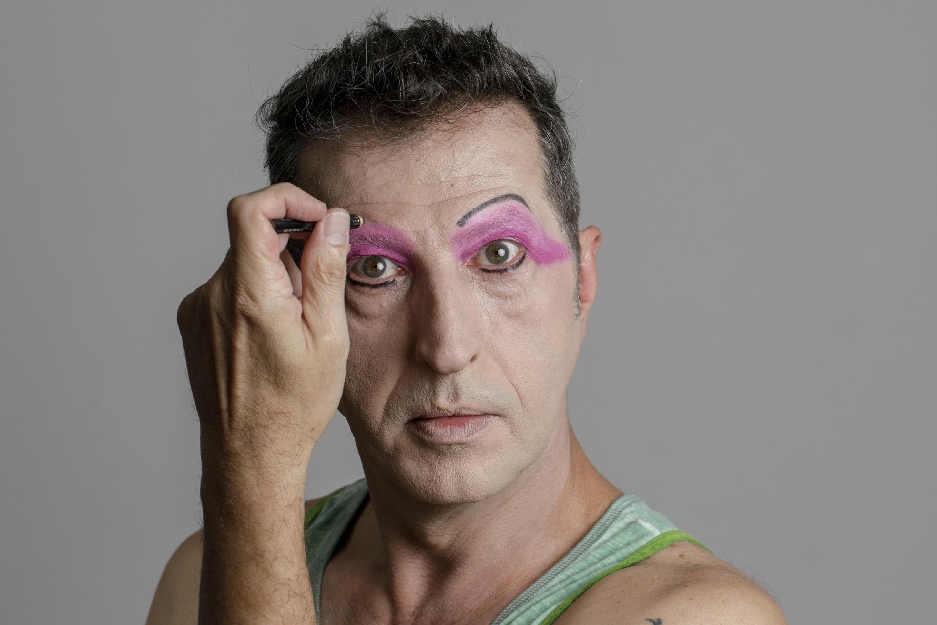 Uma nova sobrancelha é desenhada mais para cima - Mariana Pekin/UOL