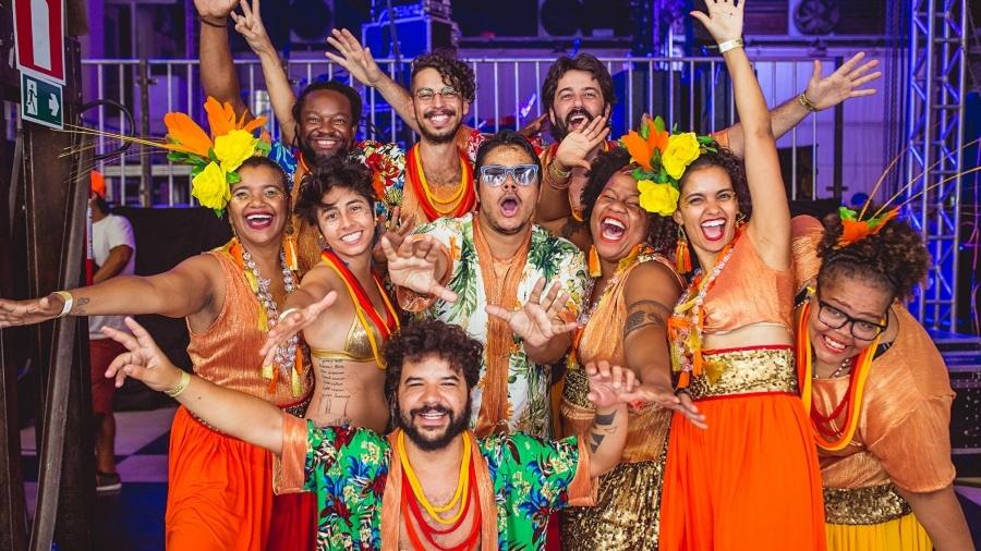 O cantor Heleno Augusto (ao centro, de óculos) com a banda do bloco Havayanas Usadas, que celebra a América Latina neste Carnaval de BH - Fernanda Bombonato/Divulgação