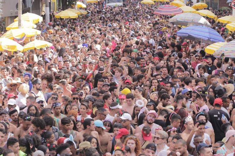 Foliões curtem o bloco Sai, Hétero na Rua Augusta, em São Paulo - André Lucas/UOL - André Lucas/UOL