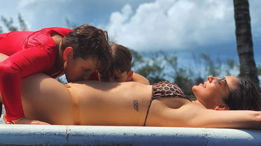 Claudia Leitte ganha beijo dos filhos, Davi e Rafael, na barriga de grávida - Reprodução/Instagram