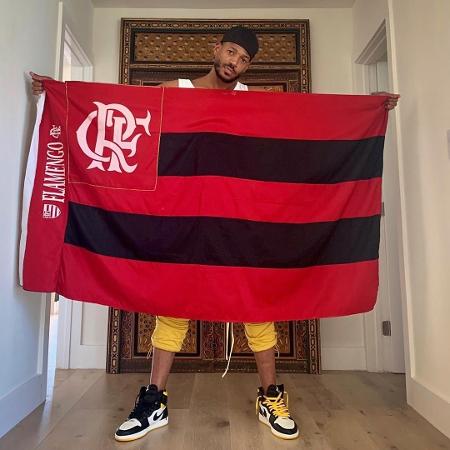 O ator Marlon Wayans posa com a bandeira do Flamengo - Reprodução/Instagram/marlonwayans