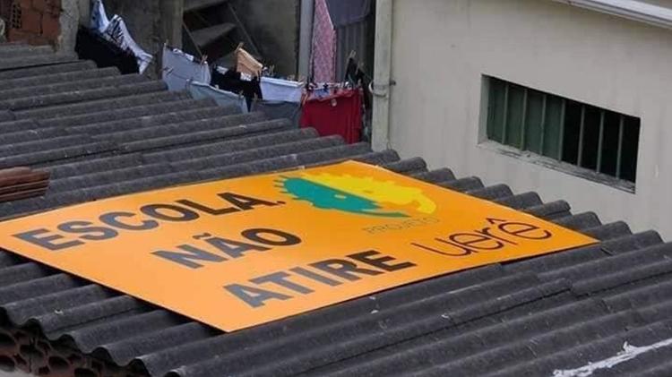 Fundadora do Projeto Urerê no Complexo da Maré, Yvonne Bezerra colocou uma placa no alto da escola pedindo que não atirem - Arquivo pessoal - Arquivo pessoal