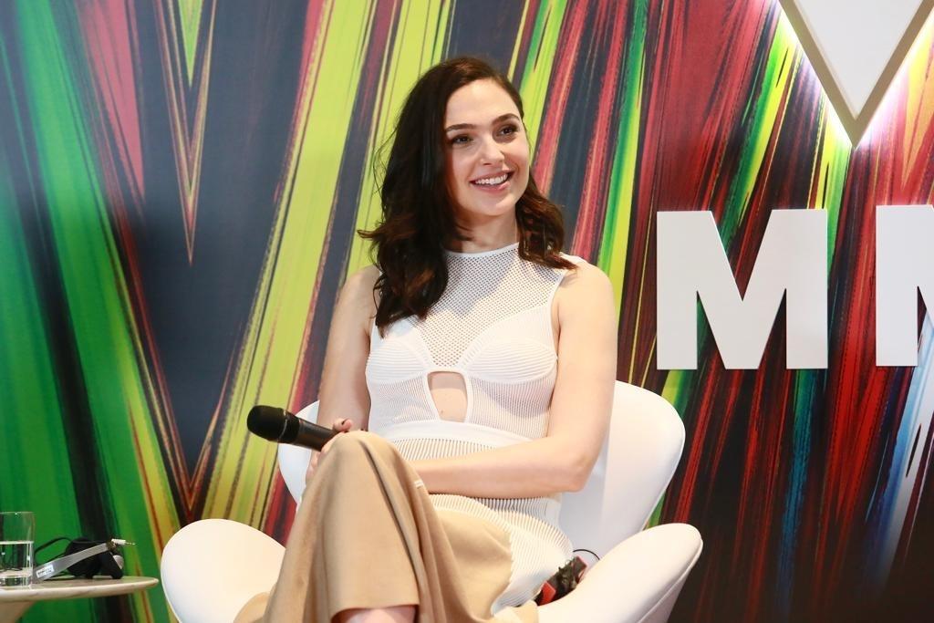 Intérprete da Mulher-Maravilha, a atriz Gal Gadot posou para fotos durante sessão em São Paulo, antes de visitar a CCXP - Iwi Onodera/UOL