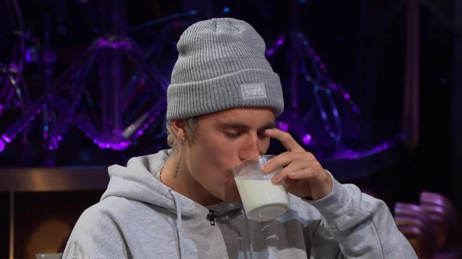 Justin Bieber bebe iogurte com formigas - REPRODUÇÃO/YOUTUBE