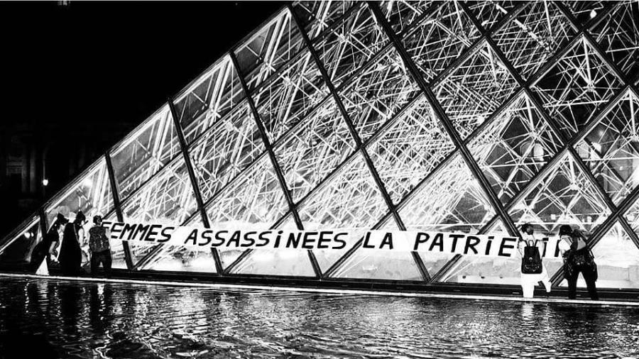 "Às mulheres assassinadas, a pátria", diz faixa estendida em frente ao Louvre em protesto contra os feminicídios na França - Reprodução/Instagram