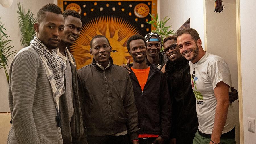 André Naddeo e o grupo de refugiados africanos com quem dividiu casa em Roma, na Itália - André Naddeo/Planeta de TODOS