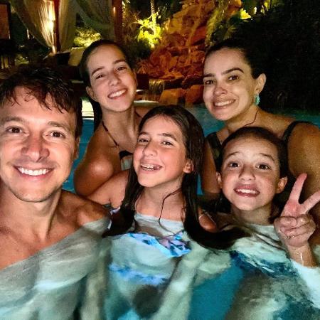 Rodrigo Faro em banho de piscina com a família - Reprodução/Instagram/@rodrigofaro
