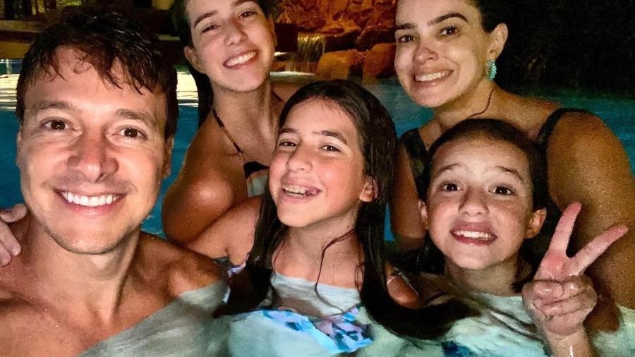 Rodrigo Faro em banho de piscina com a família - Reprodução/Instagram/@rodrigofaro