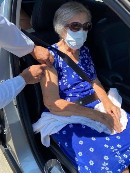 Mariana Galvão mostrou avó recebendo vacina - Reprodução/Instagram @mariggalvao