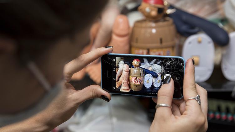 Vibradores e "paus de plásticos" ficam espalhados ao lado de brinquedos pela loja 
