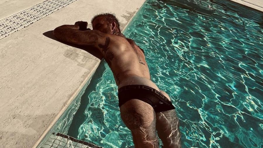 Victoria Beckham mostrou David Beckham curtindo o sol em um banho de piscina - Reprodução/Instagram/@victoriabeckham